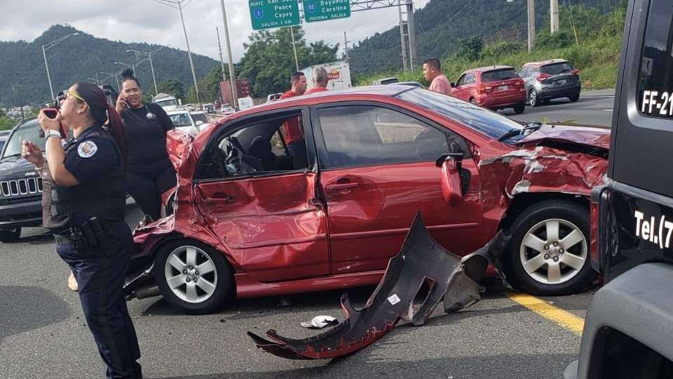 Accidente con cuatro carros congestiona la carretera 30
