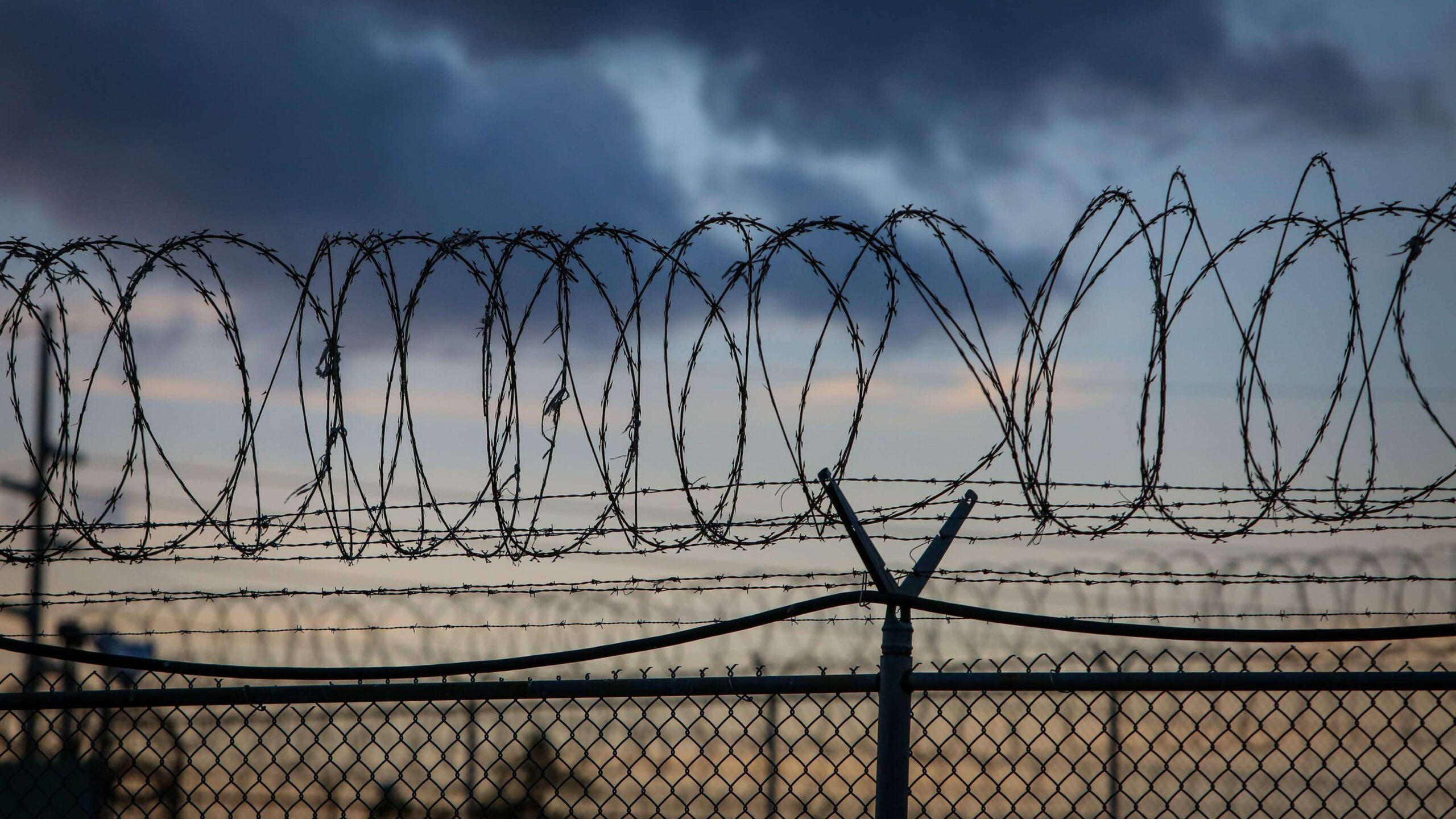 Encarcelan acusado de robar auto a mano armada