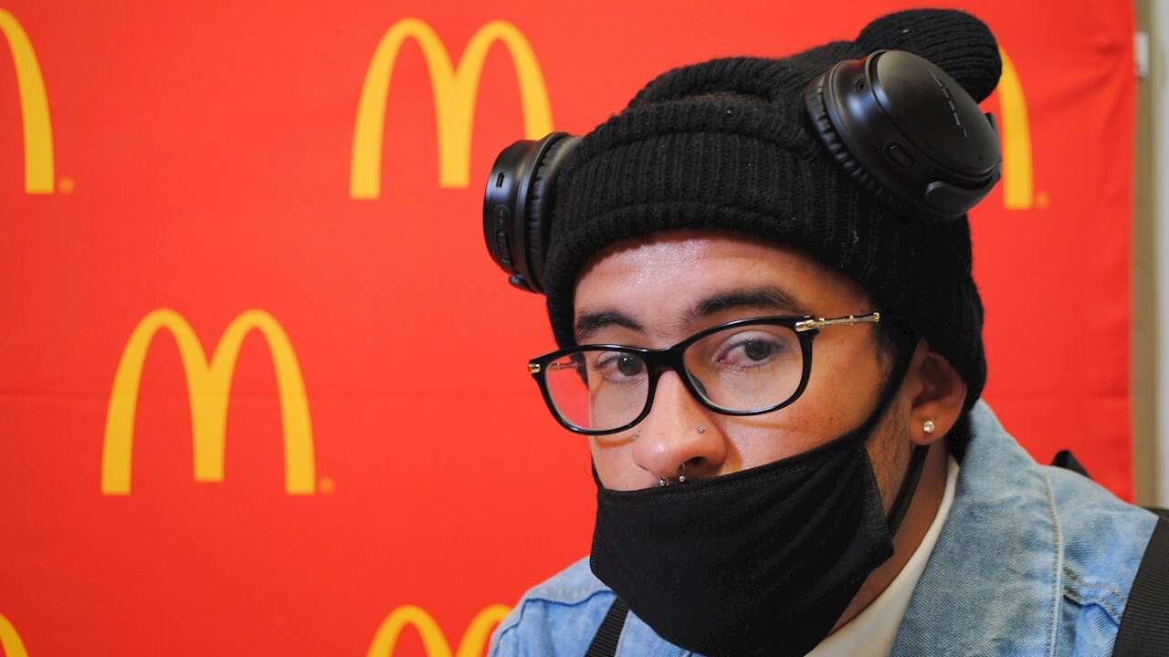 Bad Bunny exhorta a alumnos de Hialleah a seguir estudiando