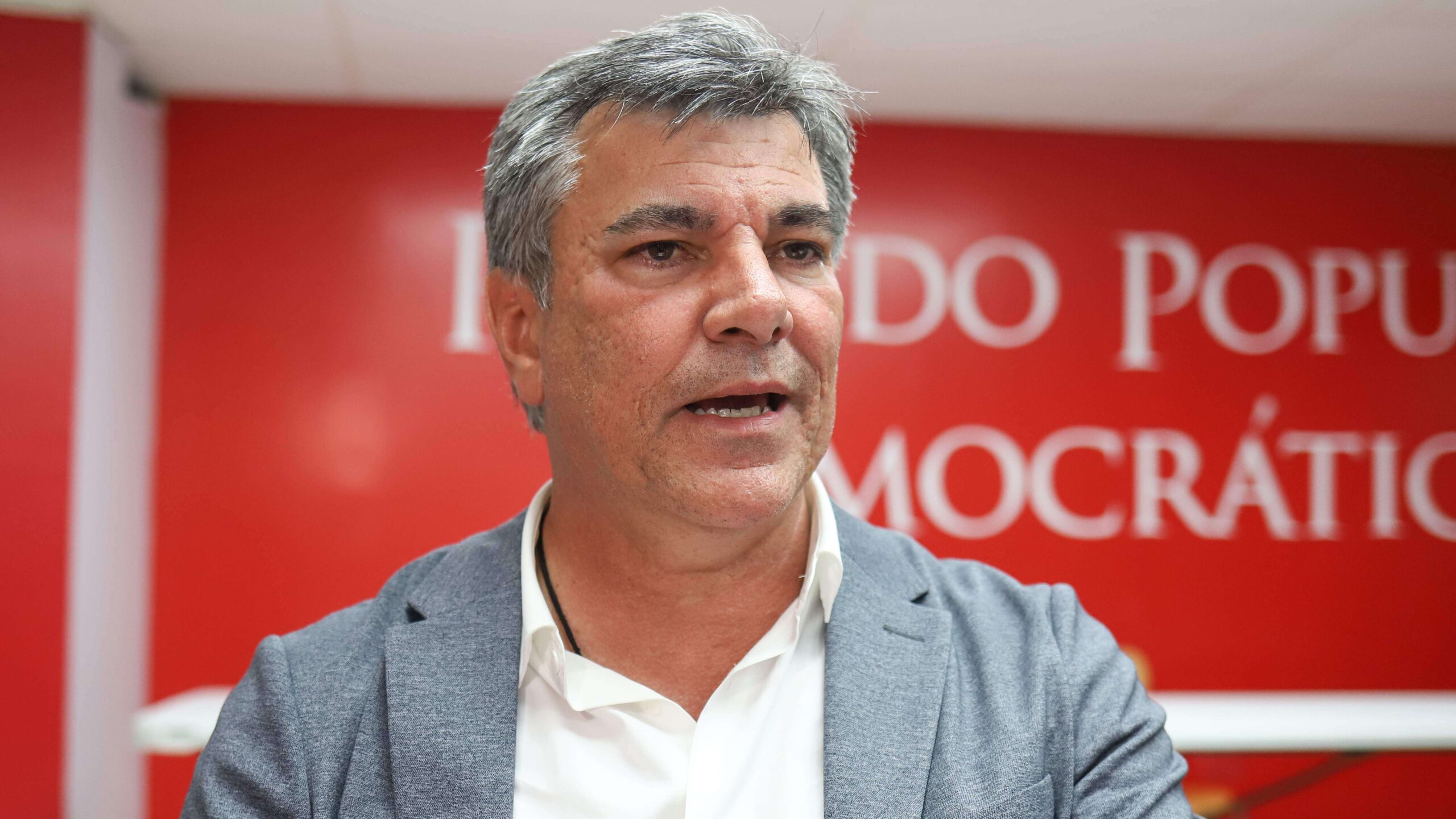 Encuesta interna decidirá si Charlie Delgado sigue como candidato