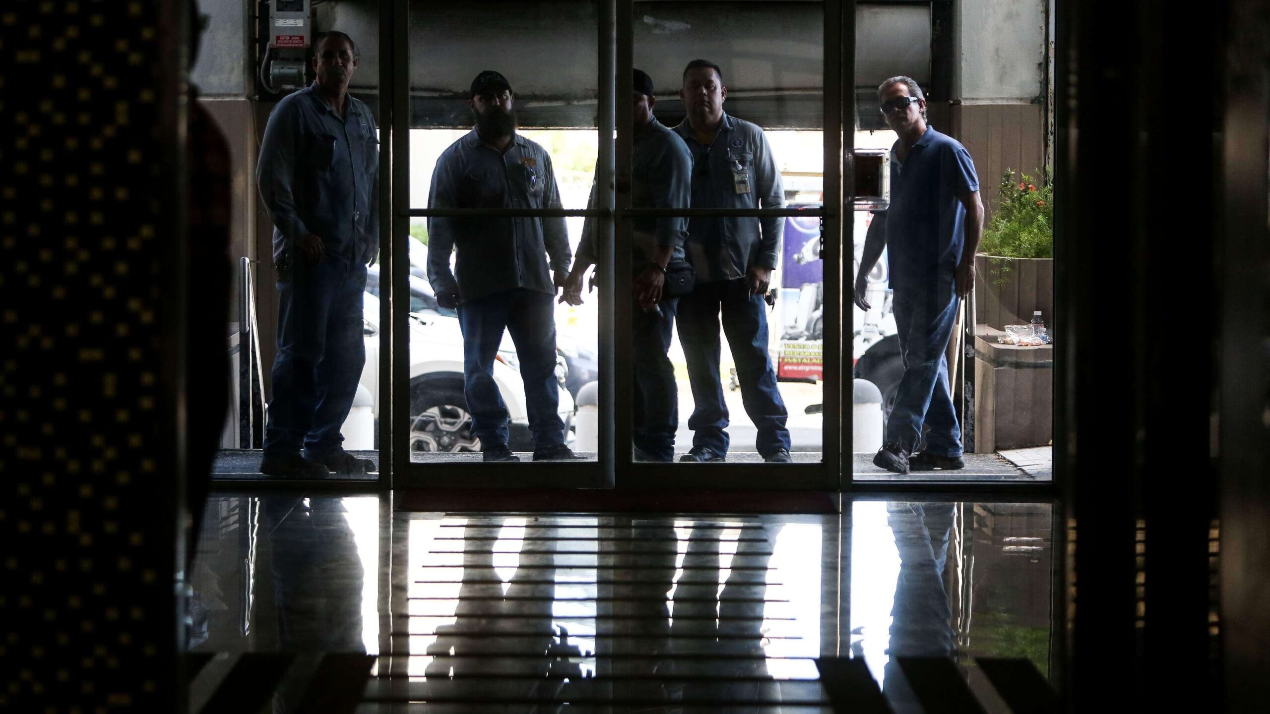 UTIER paraliza oficinas comerciales de la AEE