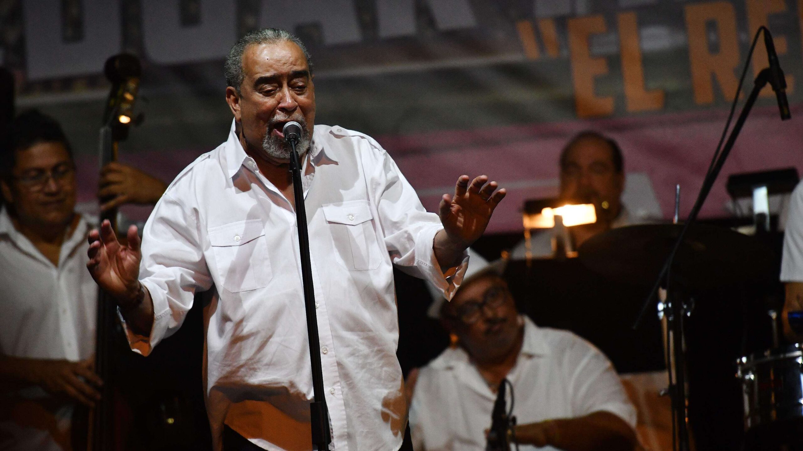 Andy Montañez canta con estudiantes de la Escuela Libre de Música