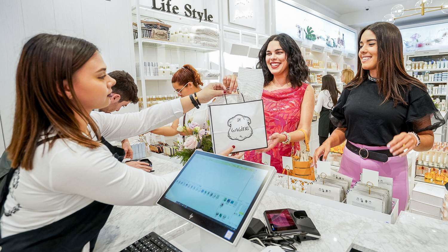 Abren nueva tienda de cremas y artículos de belleza en Plaza Carolina
