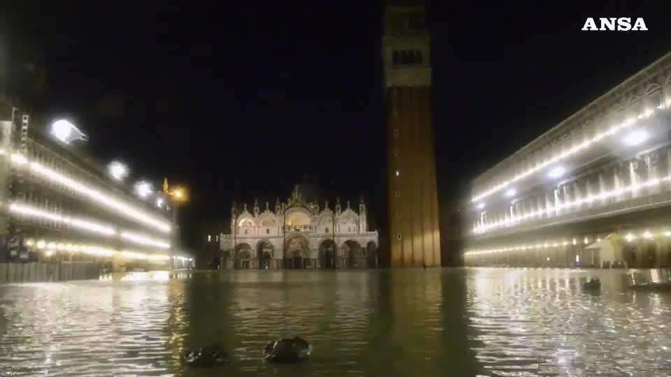 Subida de mareas inundan las calles de Venecia