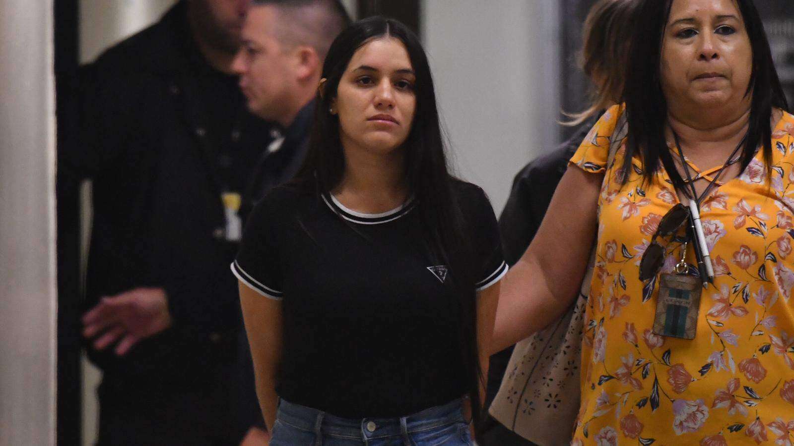 Fianza millonaria para joven hijastra de empresaria asesinada