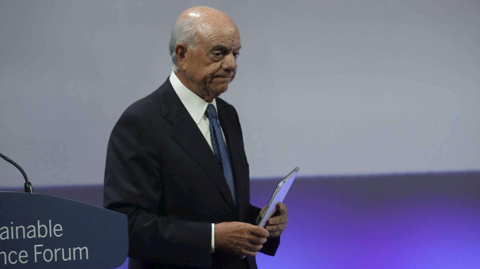 Acusan a expresidente del BBVA por trama de espionaje