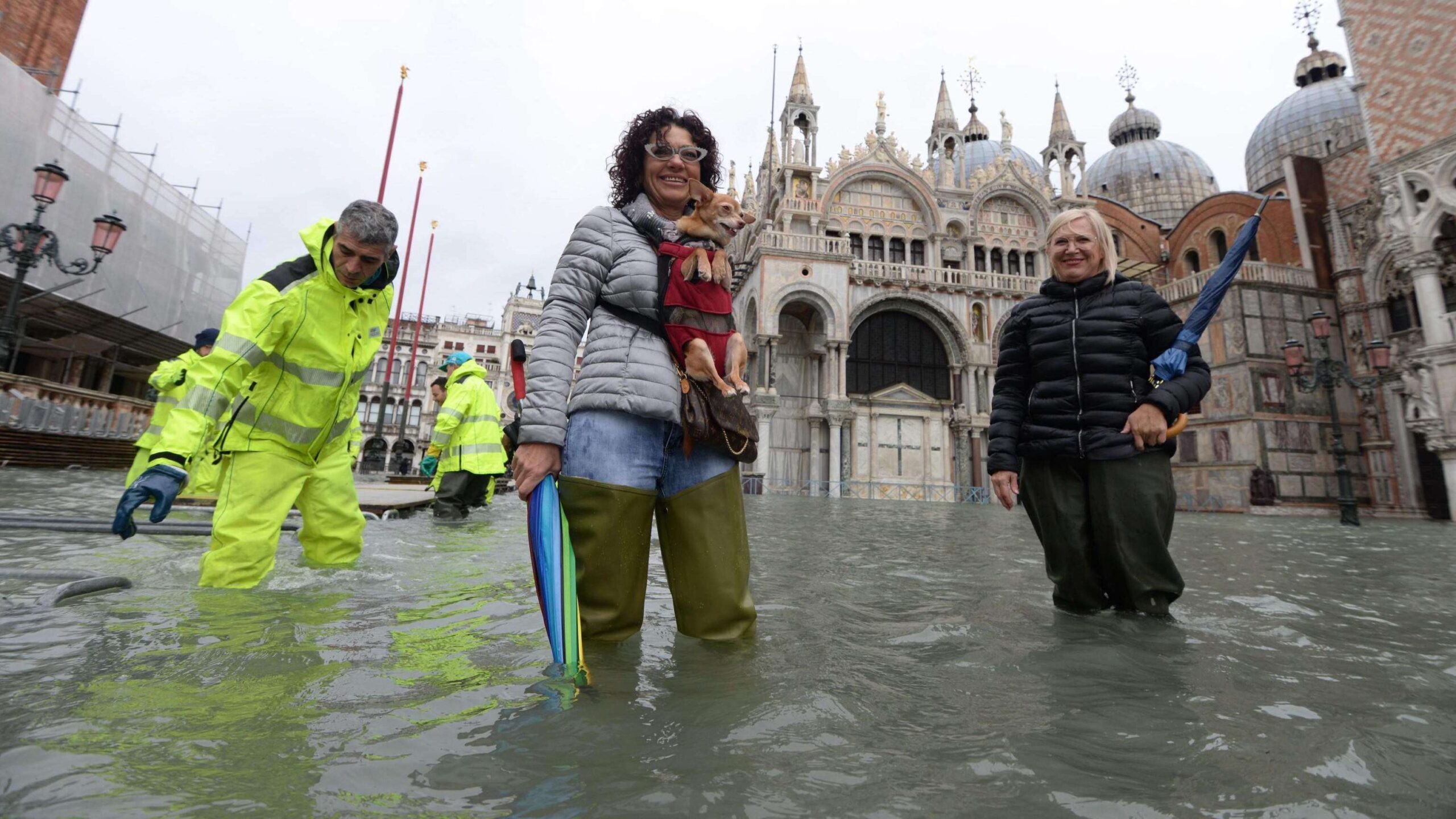 Celebran descenso de aguas en Venecia entre calles inundadas