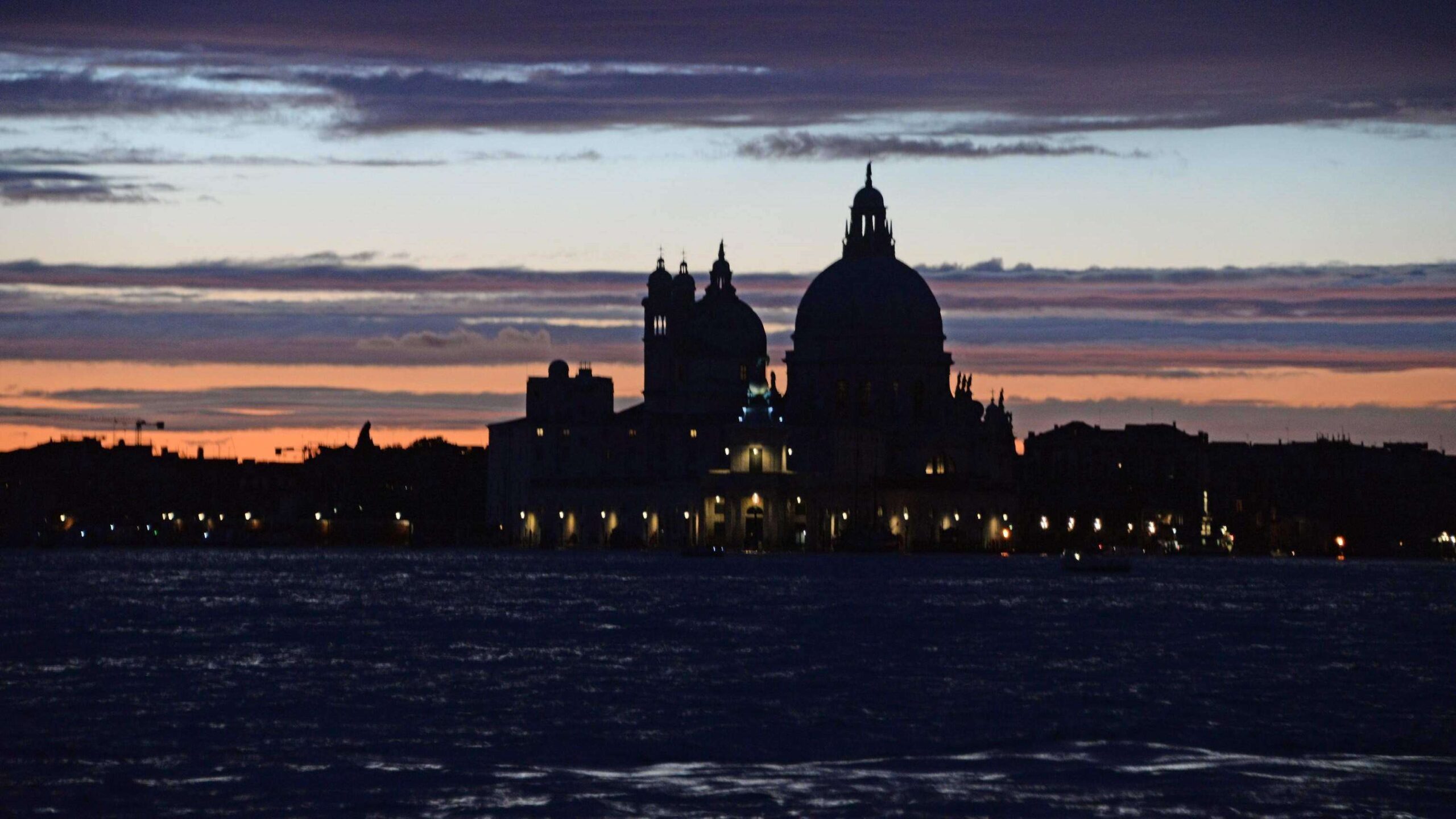 Venecia comienza a respirar tras inundaciones apocalípticas