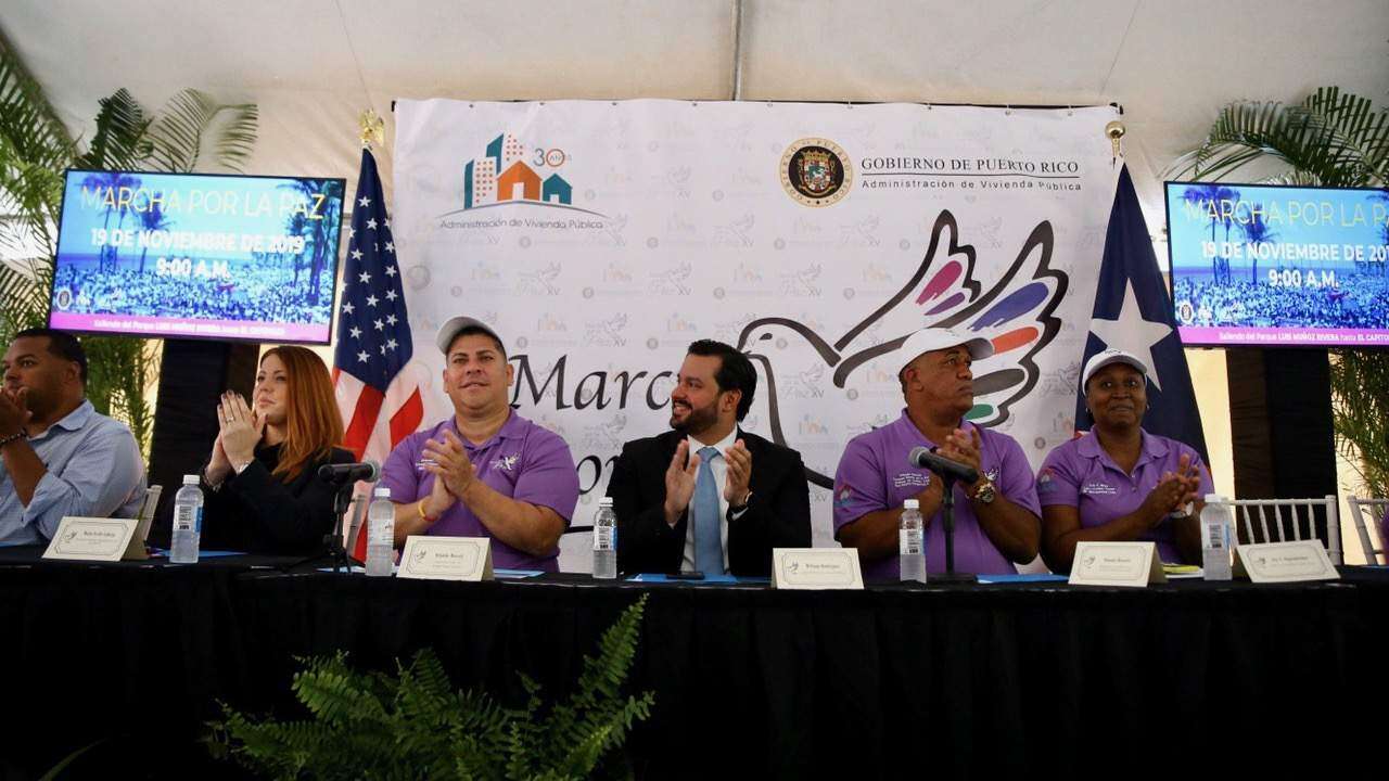 Residentes de vivienda pública marchan por la paz