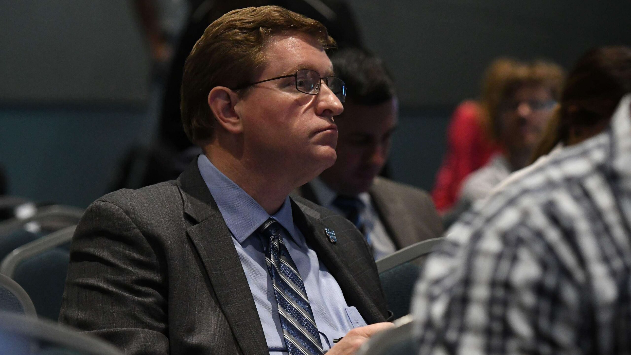 DMO esconde acuerdo con Vivienda mientras pide más dinero