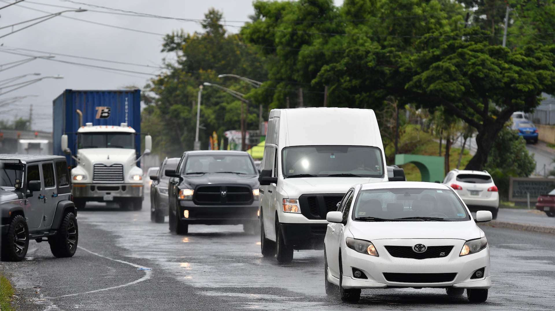 Pesado el trÃ¡nsito con el pavimento mojado en Ã¡rea metro