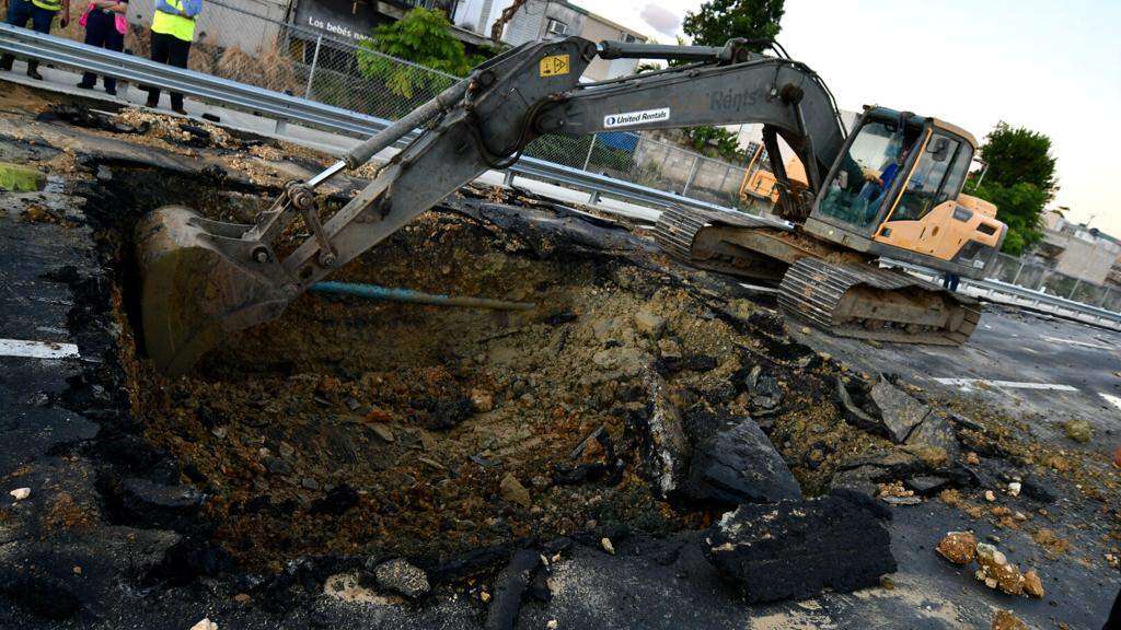 Cierran carril en la PR-29 por tubería de AAA rota