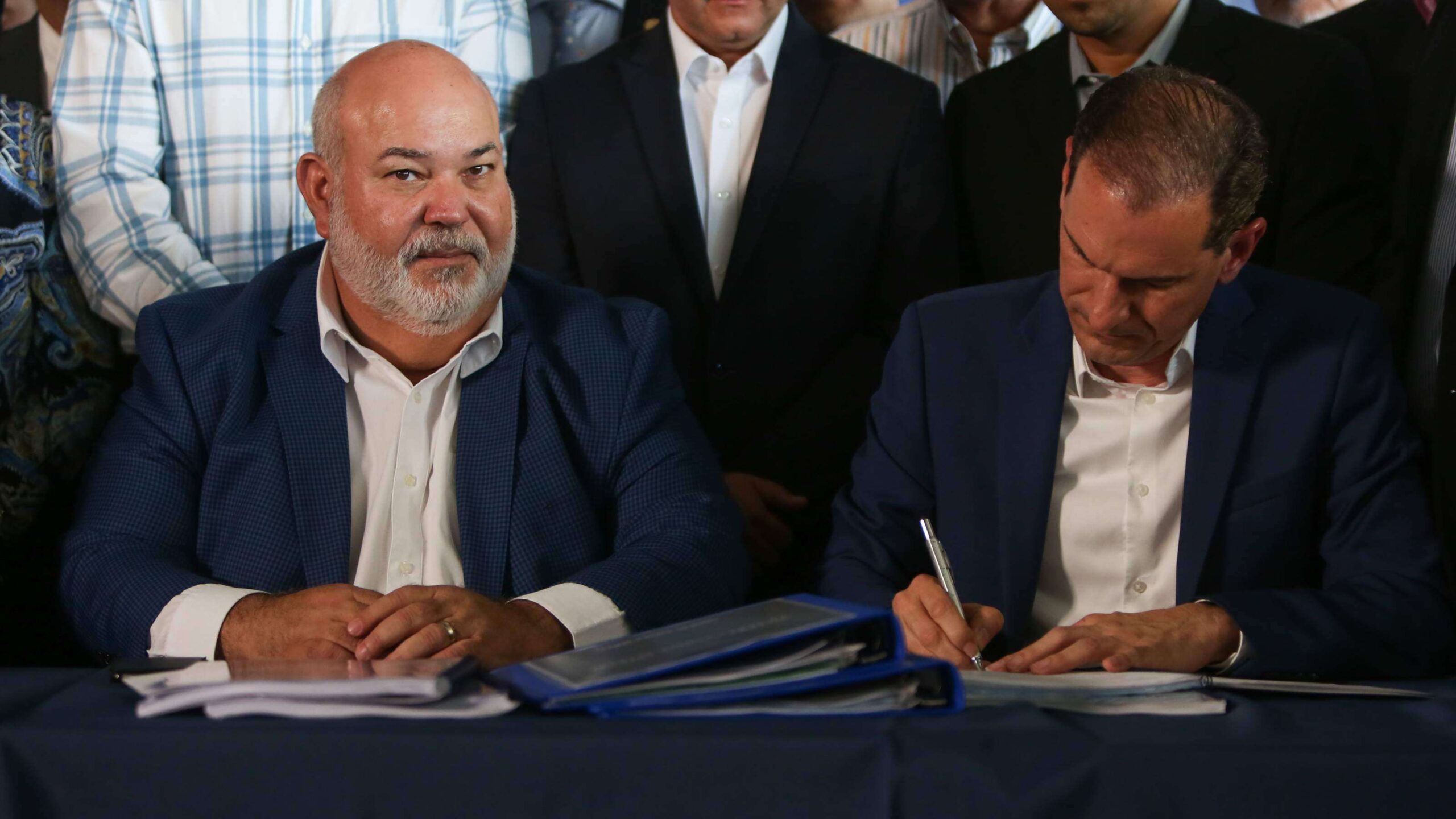 Cierre de sesión: Cámara saca pecho por los gallos, las armas y el inglés