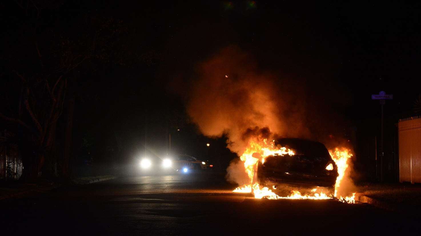 Hallan cadáver calcinado en auto en llamas