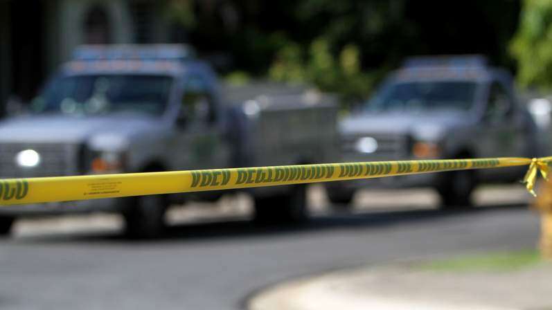 Encuentran un hombre baleado frente a escuela de Río Piedras