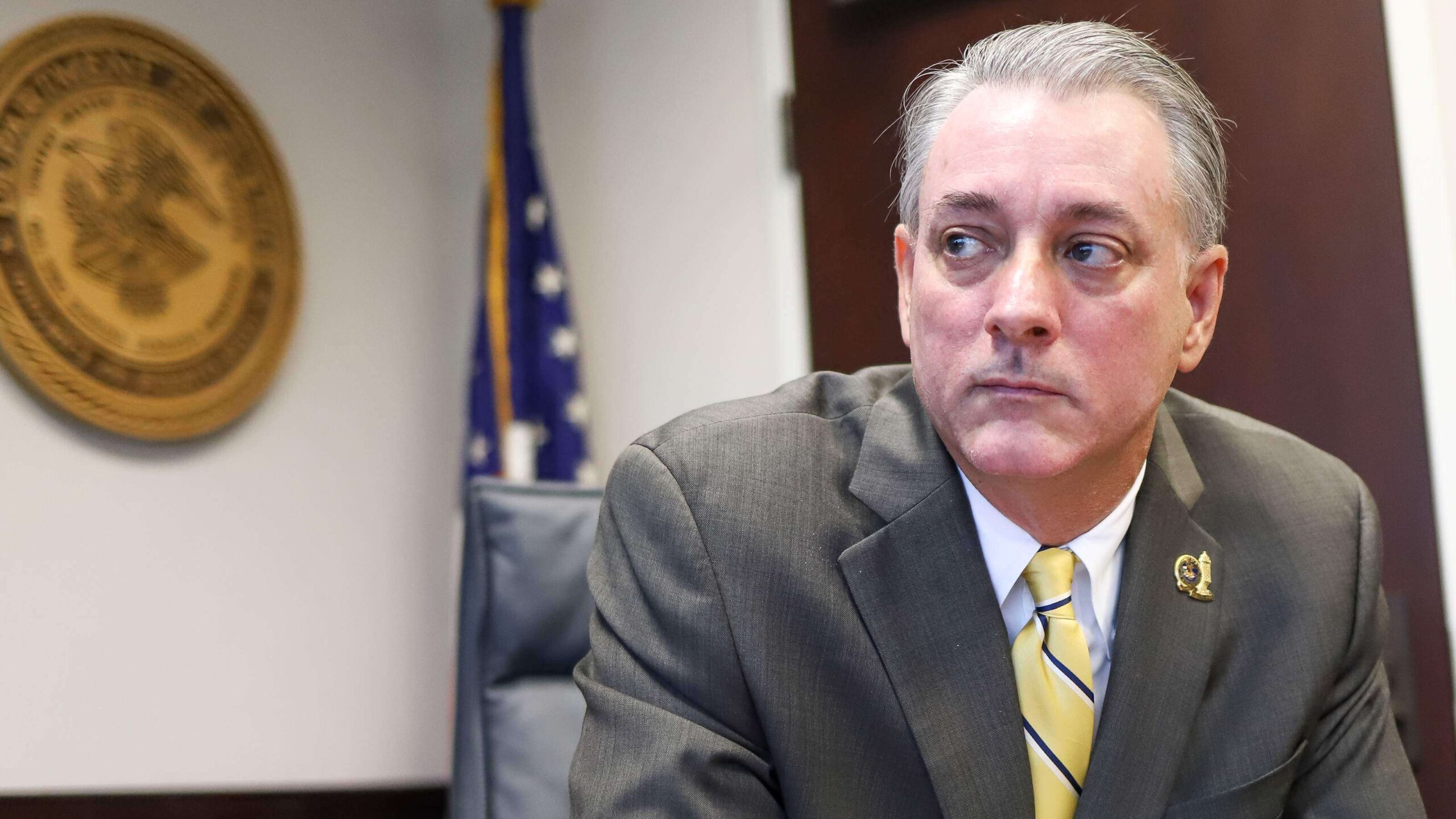 Si delata fraude con fondos federales, podría recibir un cheque de recompen