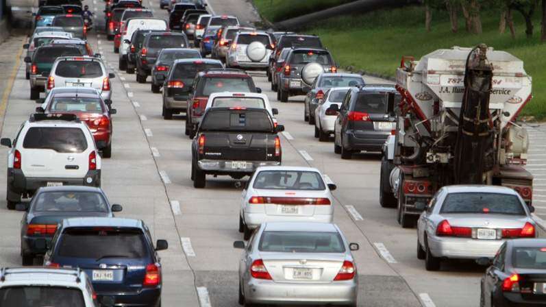 Cerrado carril PR-22 en Arecibo por derrame diesel