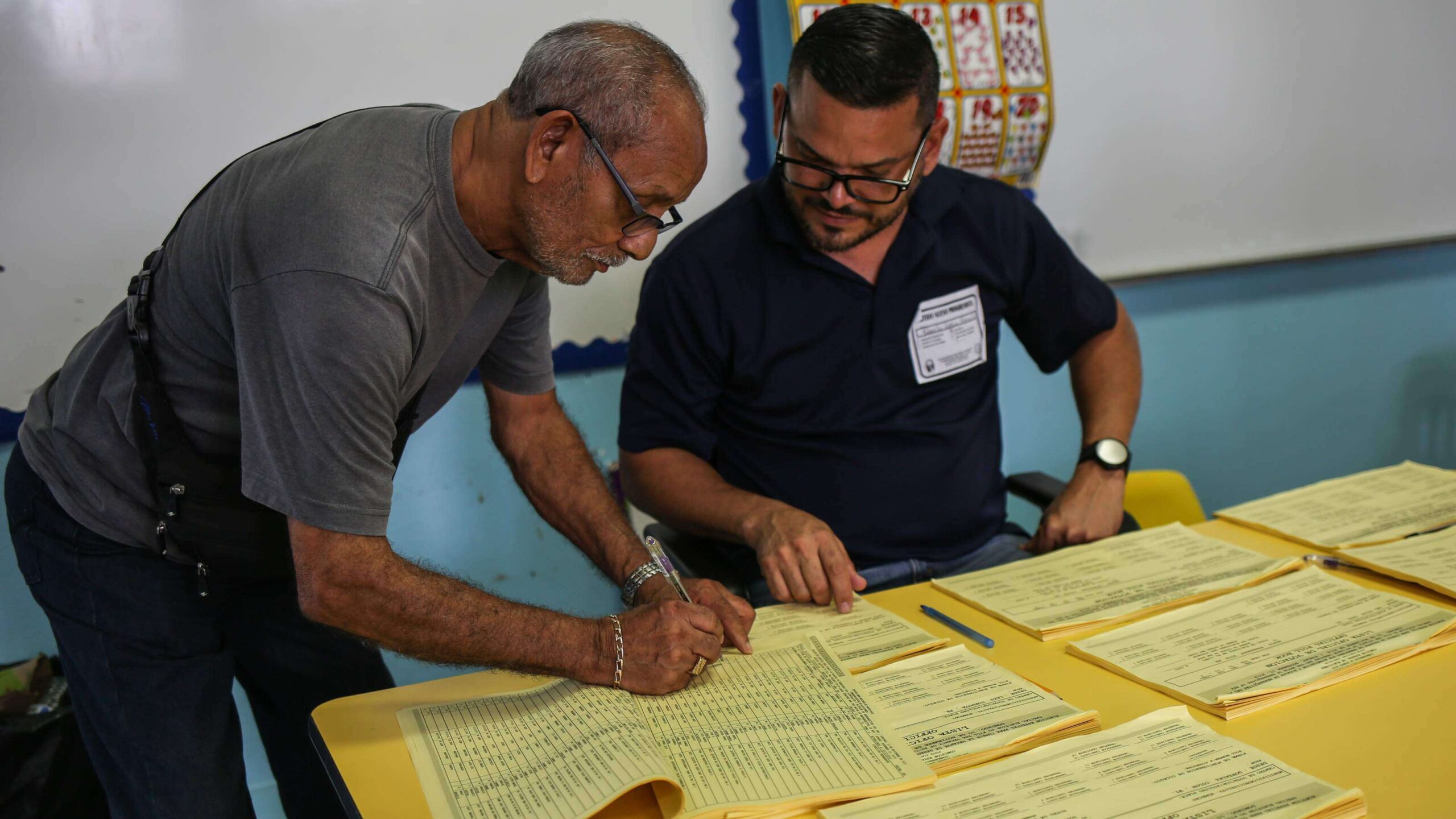 Cierran los colegios y comienzan a llegar conteo de los votos