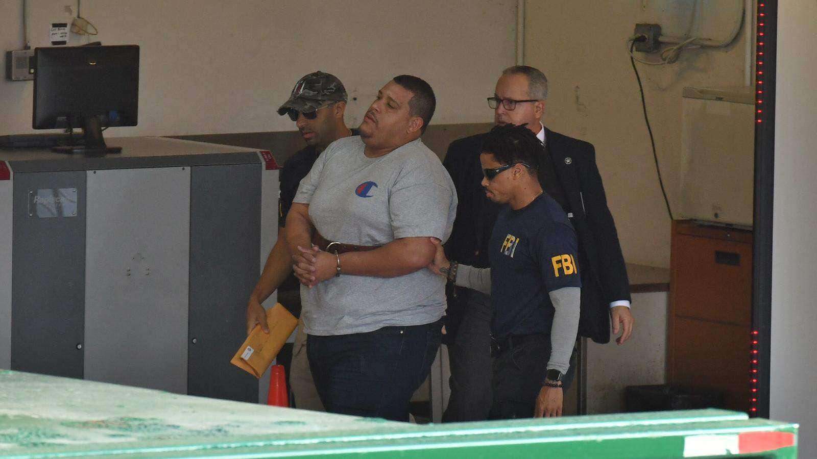 Alcalde de Aguas Buenas despide a dos de los arrestados hoy