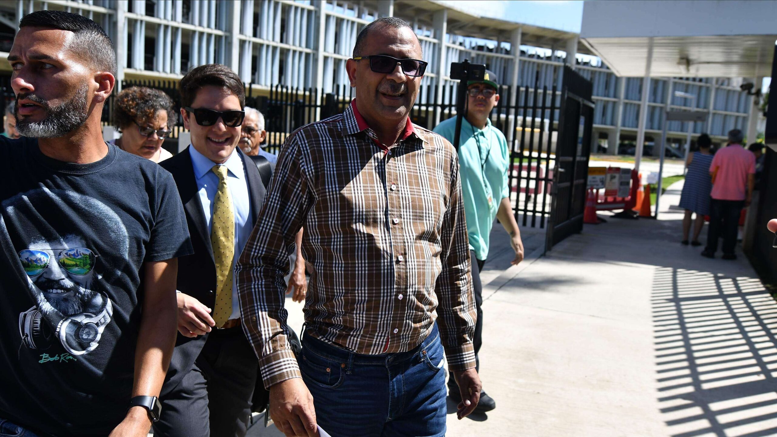 Amenaza con publicar libro y delatar a políticos corruptos