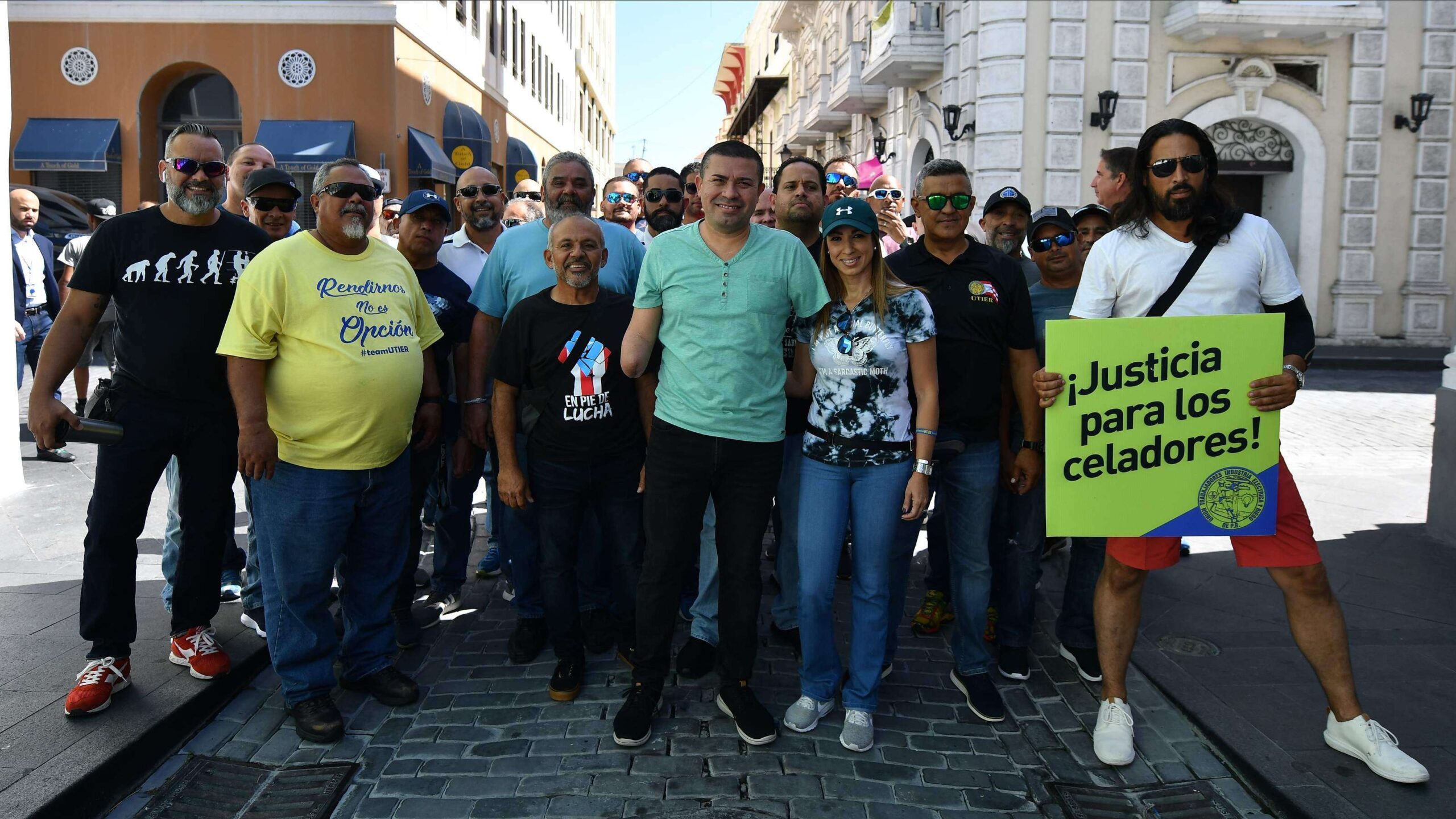 Celador accidentado visita colegas de la UTIER acampando en Fortaleza