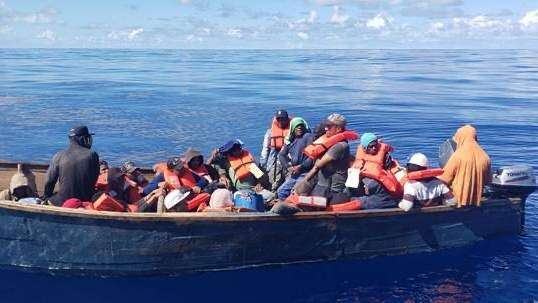 Interceptan embarcación con 32 indocumentados