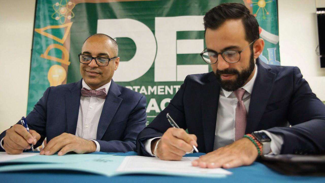 Firman acuerdo colaborativo para escuelas correccionales
