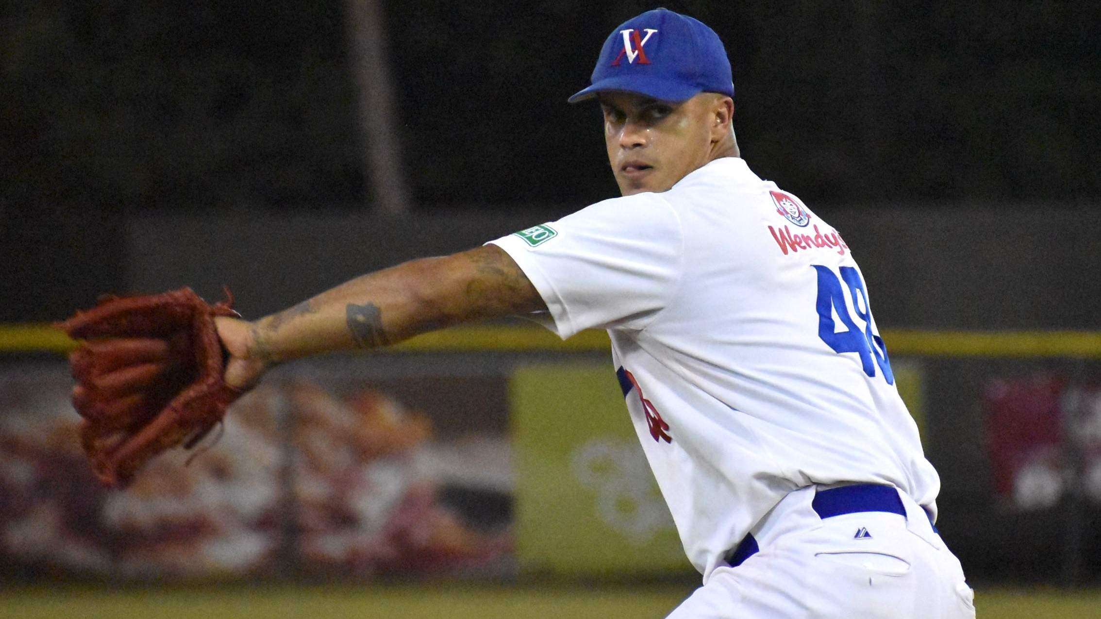 Escogen a Fernando Cruz como lanzador del año