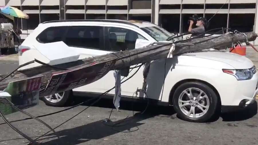Poste cae sobre guagua en Río Piedras