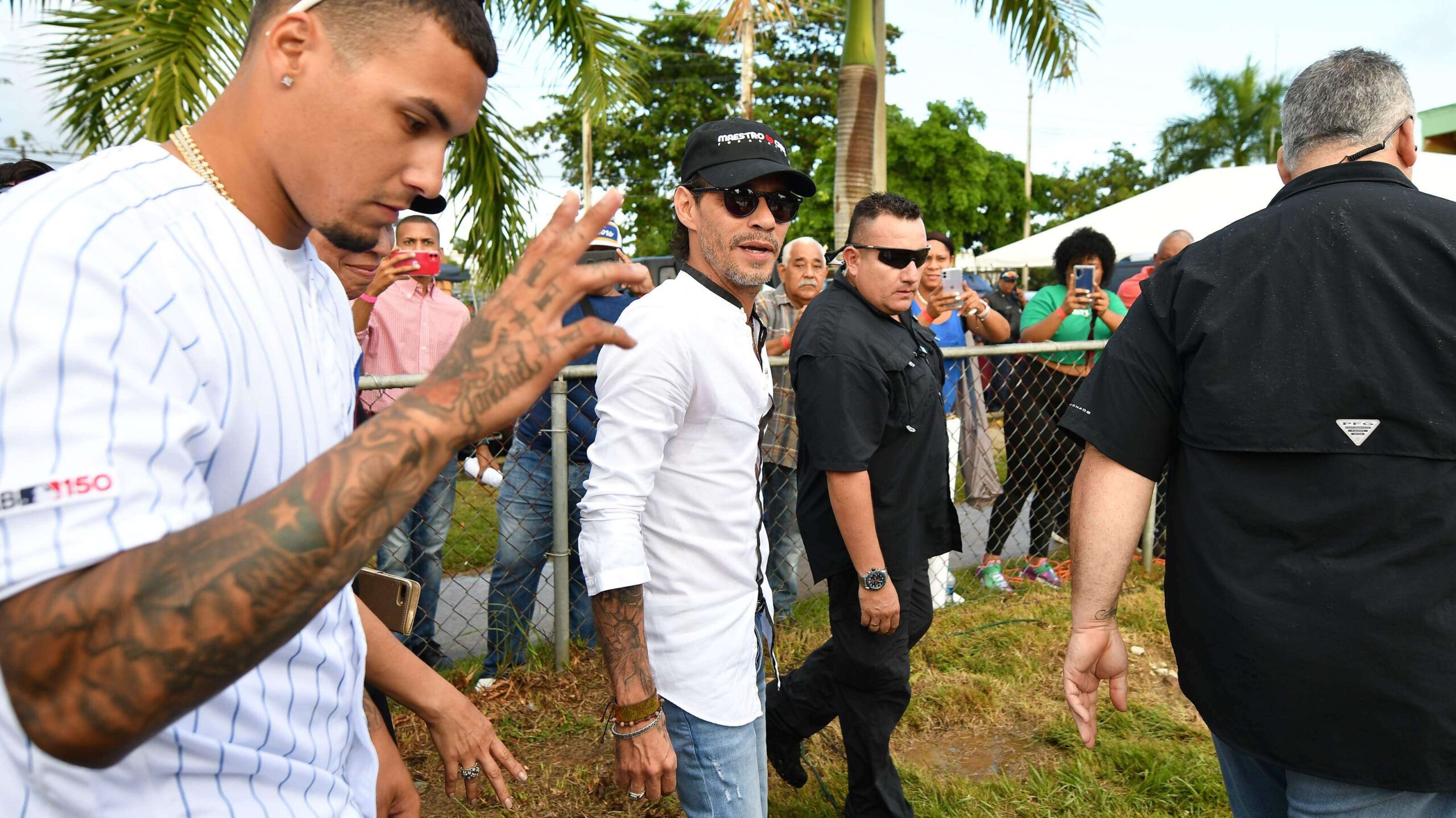 Marc Anthony y Javier Báez inauguran cancha de pelota en Loíza