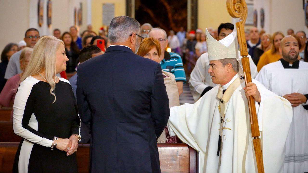 Wanda Vázquez madruga para asistir a la misa de aguinaldo