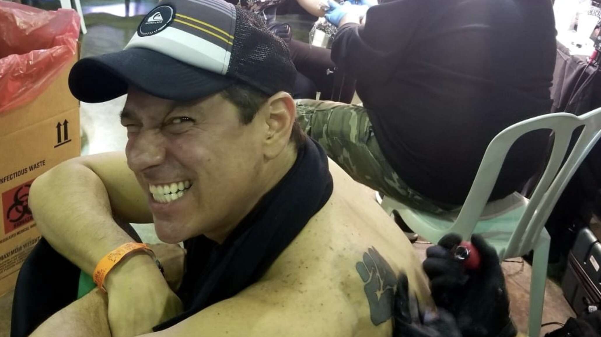 Juan Dalmau se retoca su famoso tatuaje para hablar sobre discrimen