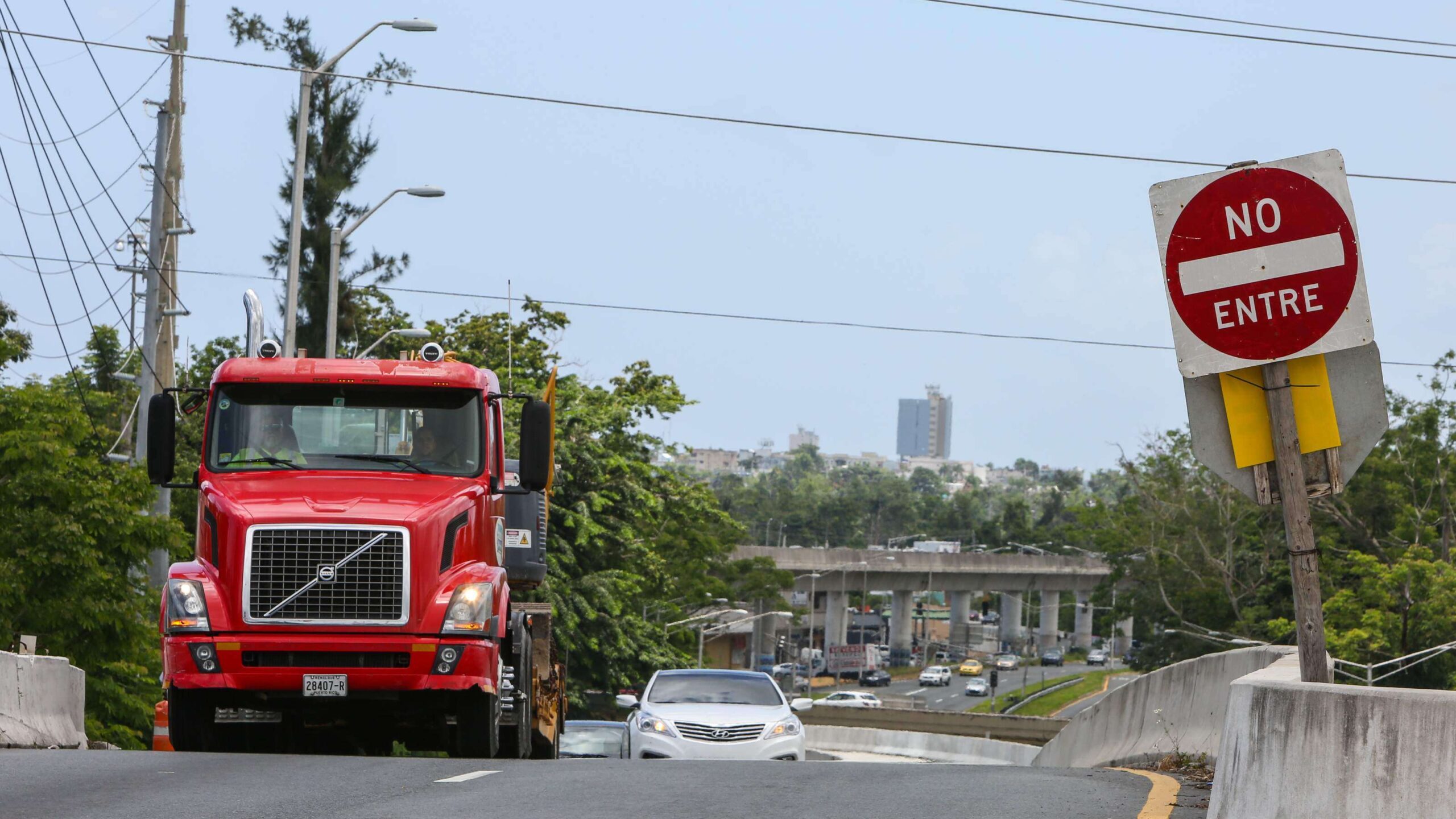 Reabren tramo de la PR-22 tras accidente de un camión