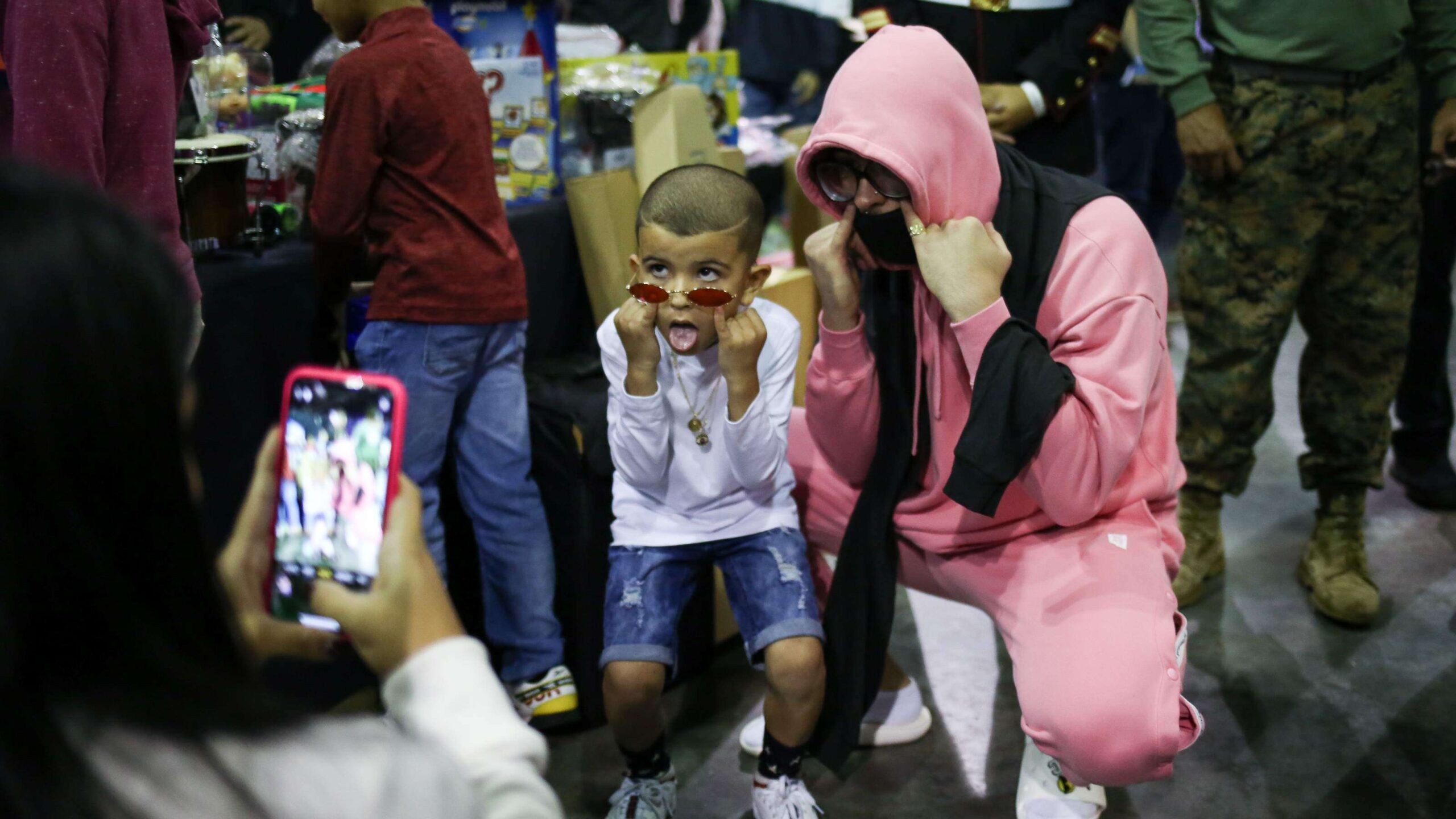 Un trasnochado Bad Bunny comprometido con los niños vuelve a entregar regal