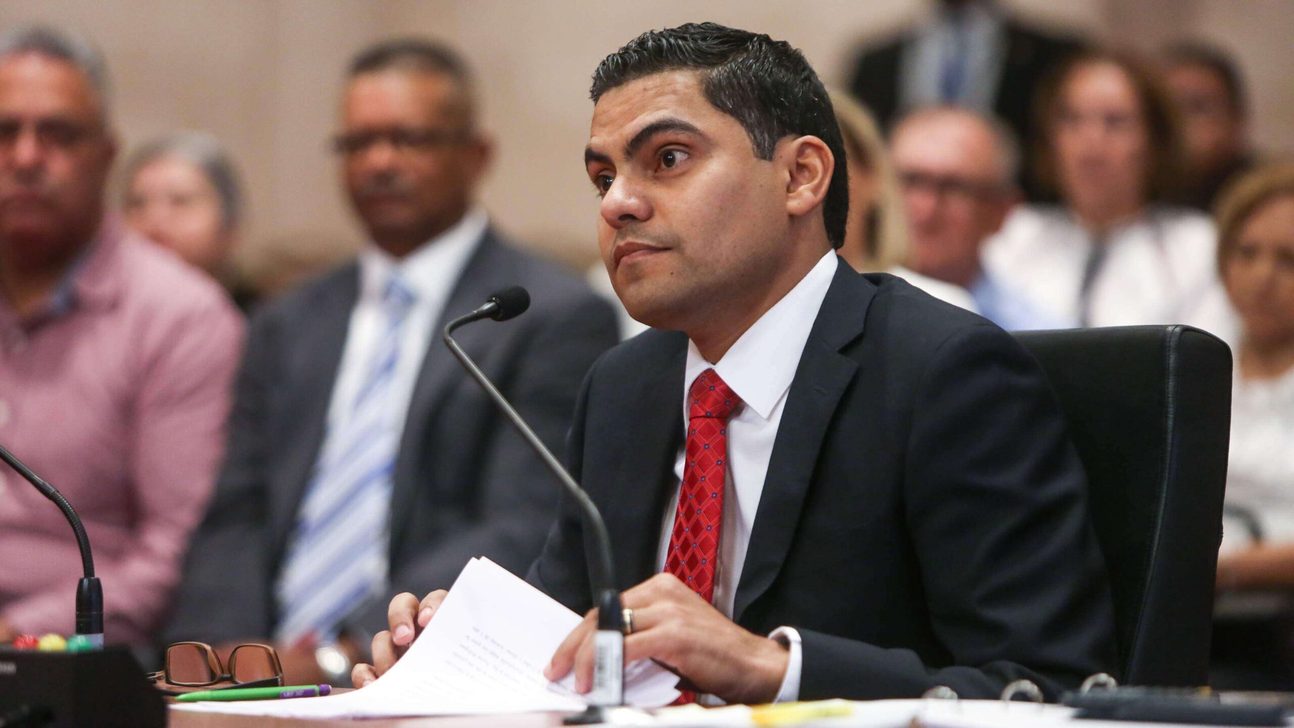 Imponen multa ética por fraude con sellos en Hacienda