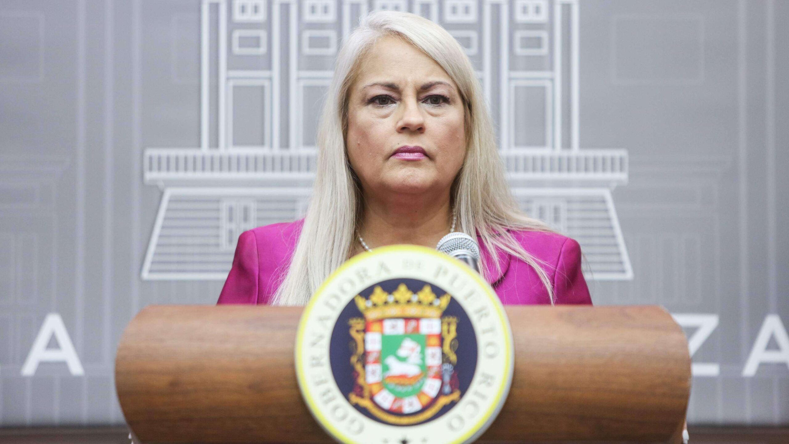 Gobernadora tilda pasquines en su contra de un ‘ataque a las mujeres’