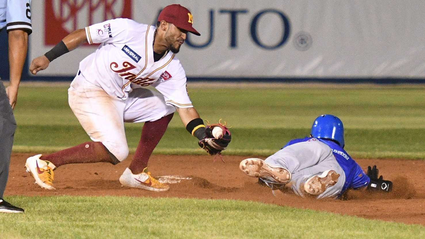 Dividen honores Indios y Atenienses