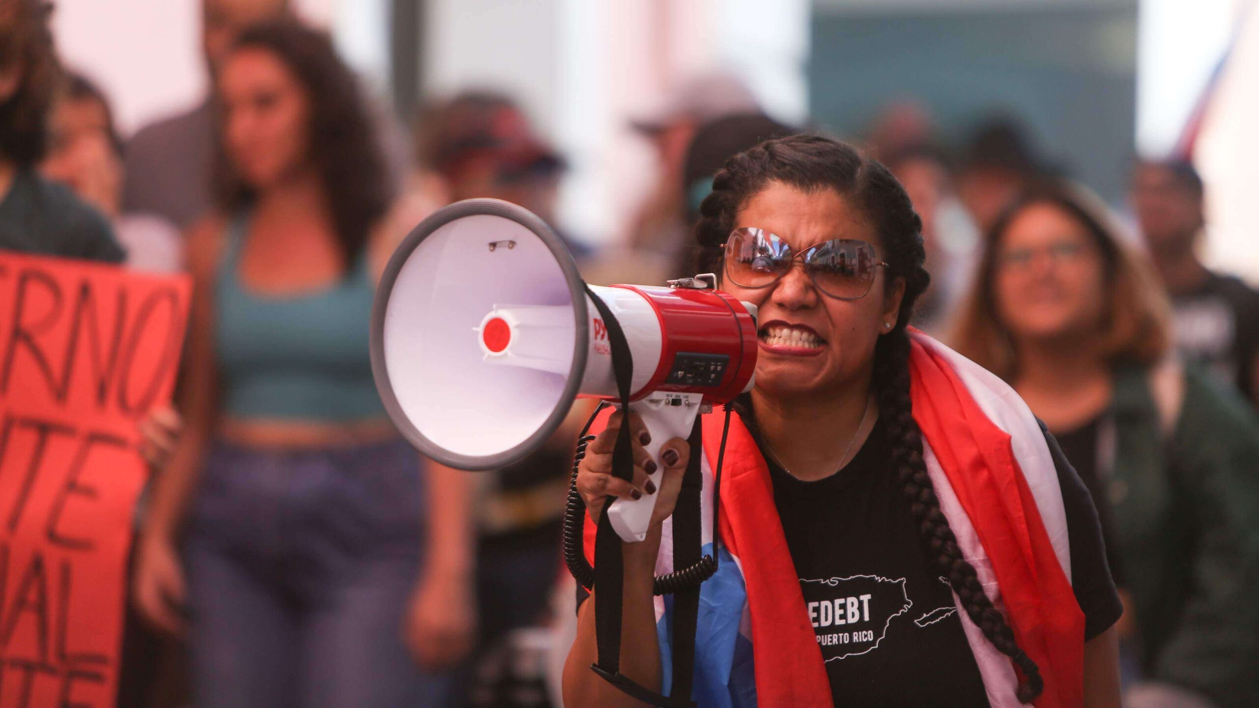 ‘Wanda está escondiendo suministros del país’, cantan frente a Fortaleza