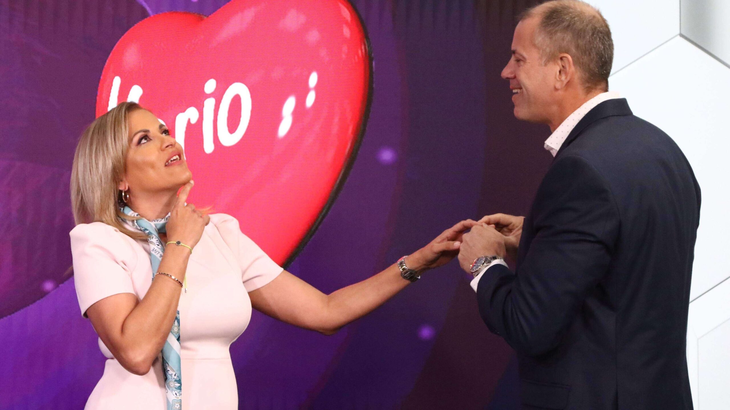 Reportera Aixa Vázquez se compromete en televisión