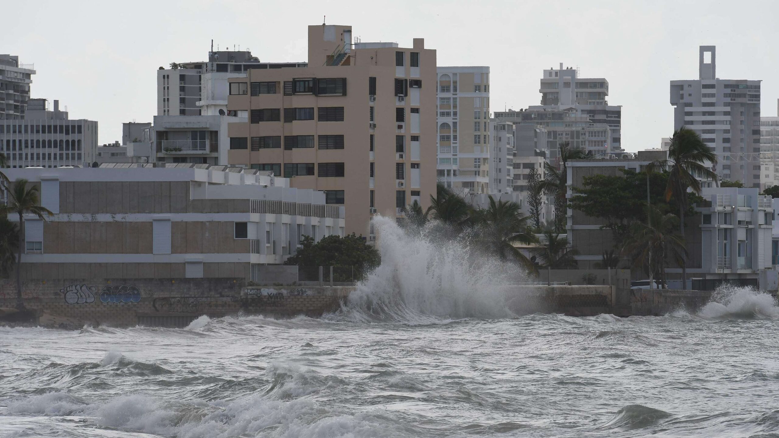 Marejada del norte provoca oleaje peligroso en la costa