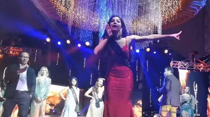 Candidata detiene concurso de belleza con gritos de ‘fraude’