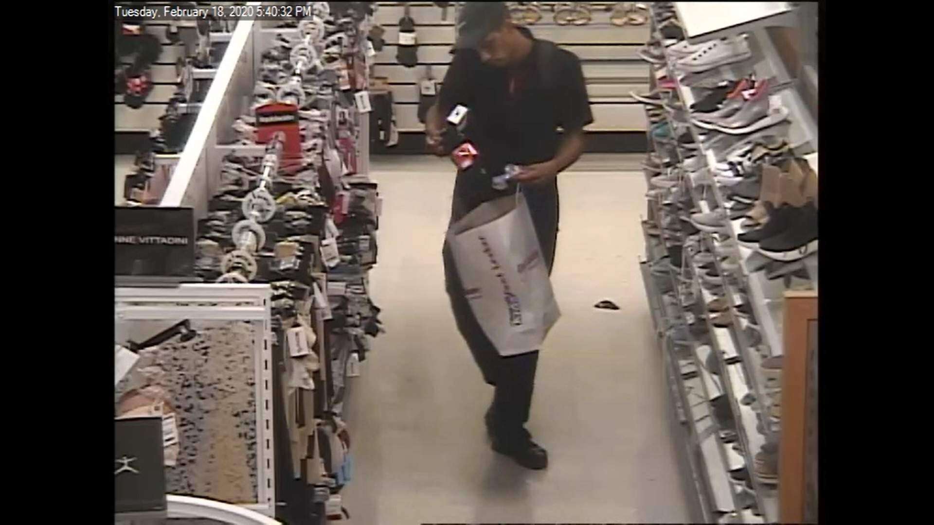 Buscan hombre que robó en TJ Maxx de Plaza Río Hondo