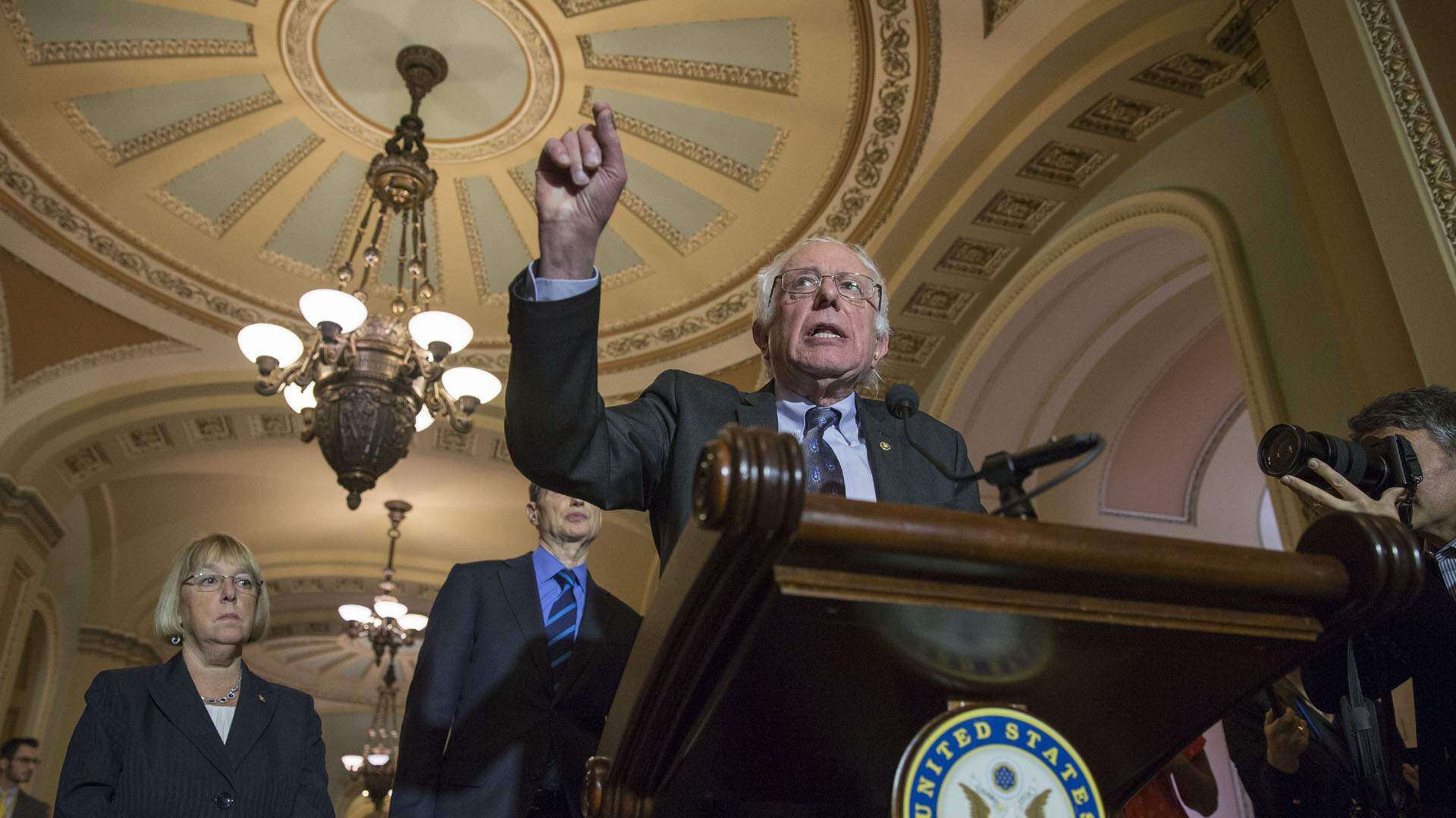 Demandan a Sanders porque ‘claramente no es demócrata’