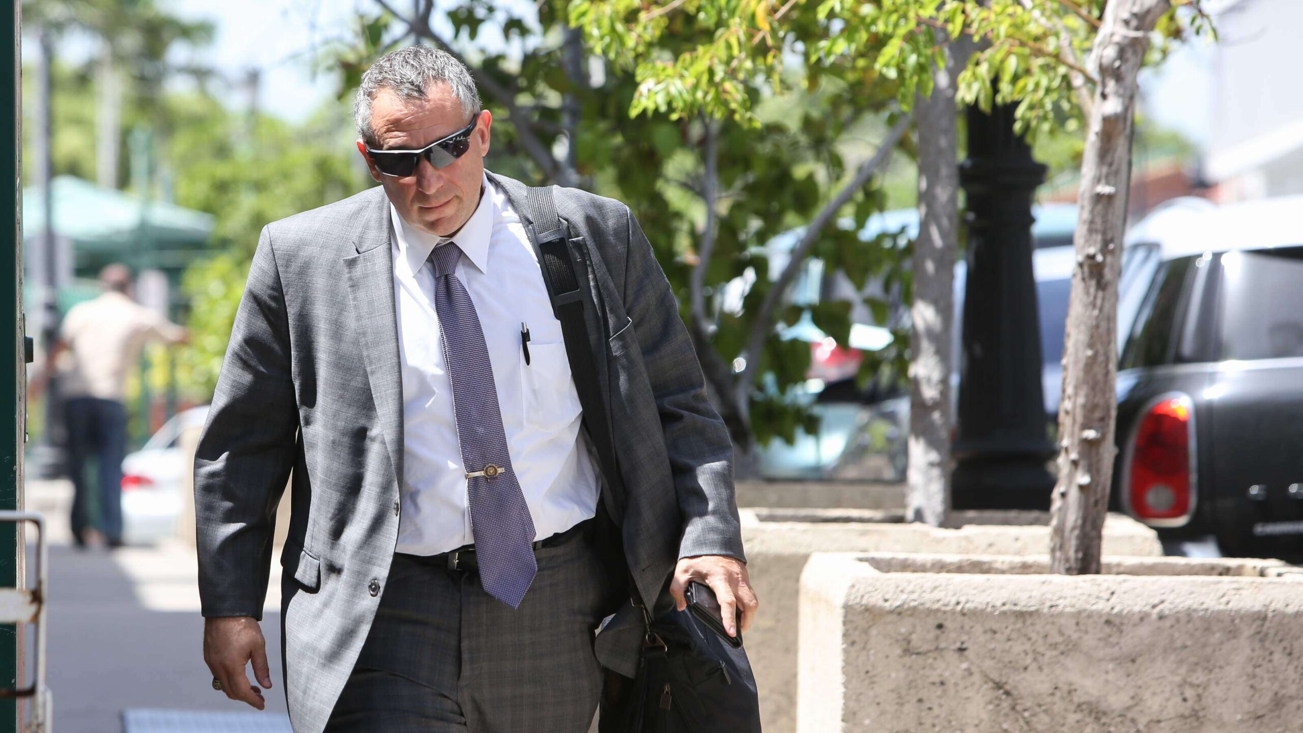 Leff se despide inaugurando oficina nueva y, todavía, prometiendo más arres