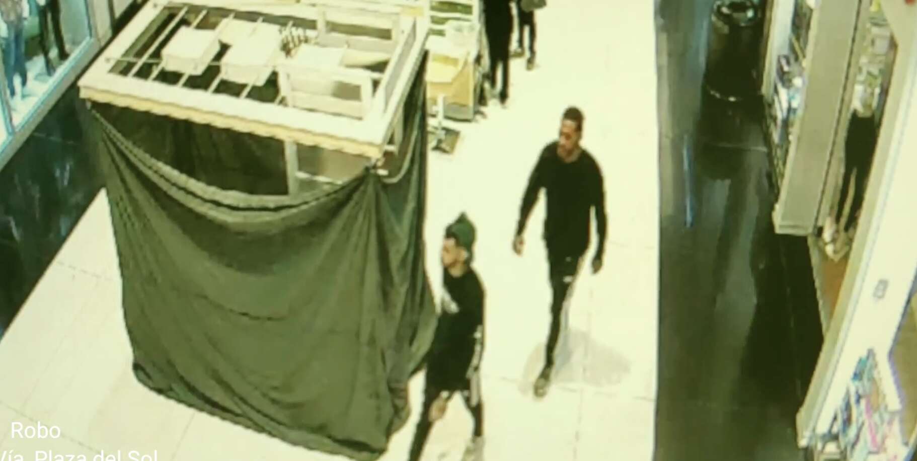 Dos individuos amenazan y logran robar tienda en Plaza del Sol