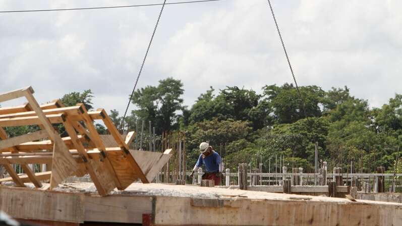 Obreros de construcción denuncian patronos no pagan seguro por desempleo