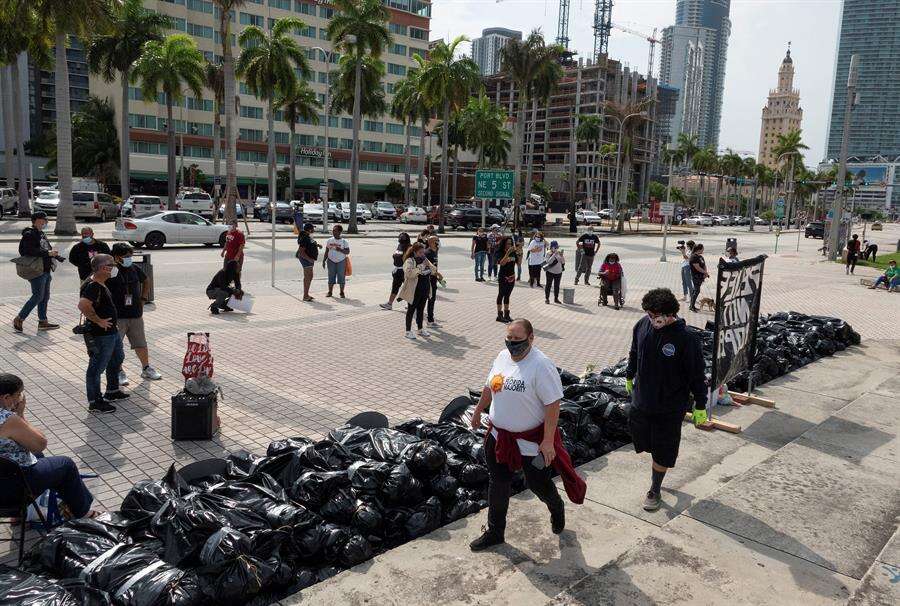 Con bolsas de “cadáveres” del COVID-19 protestan por el desempleo en Miami
