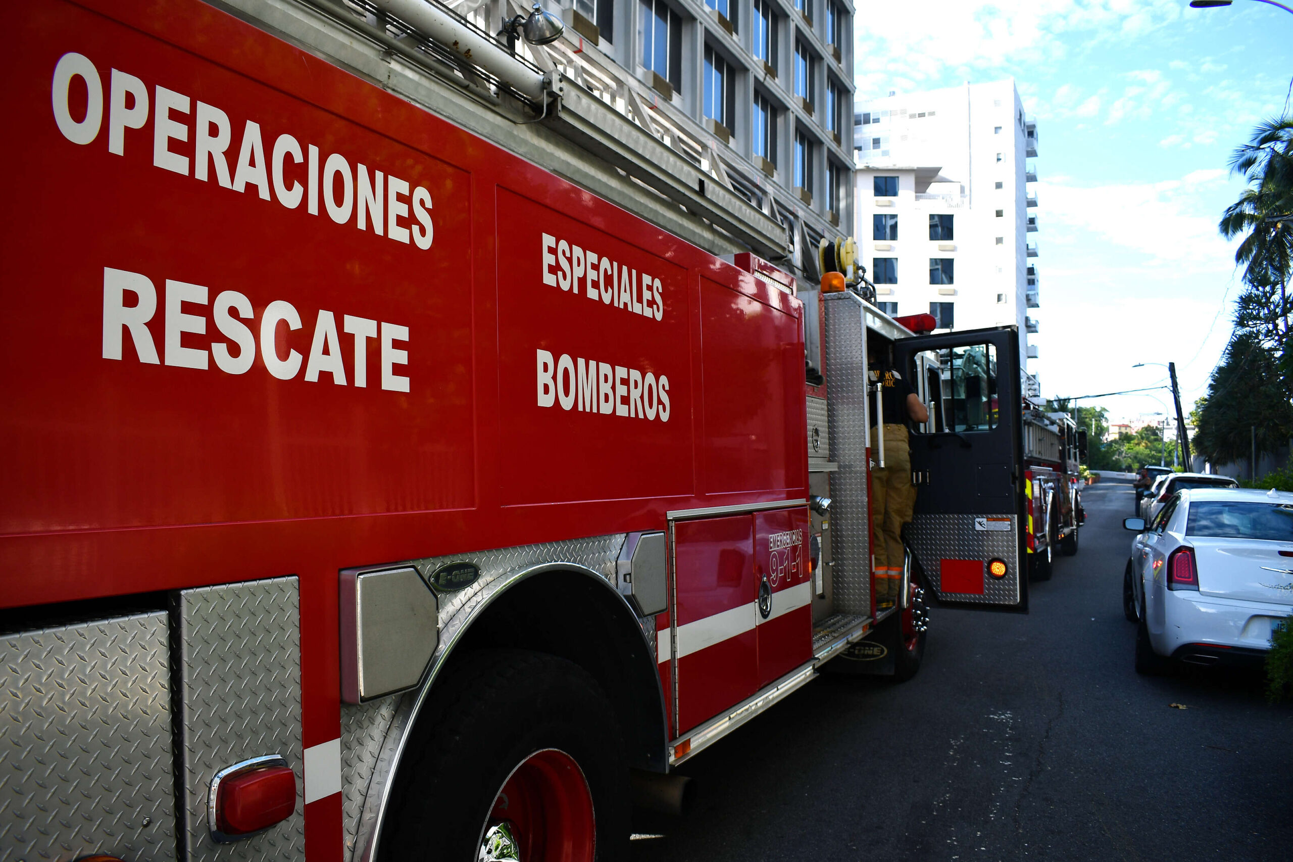 Bomberos llegan a hotel del Condado