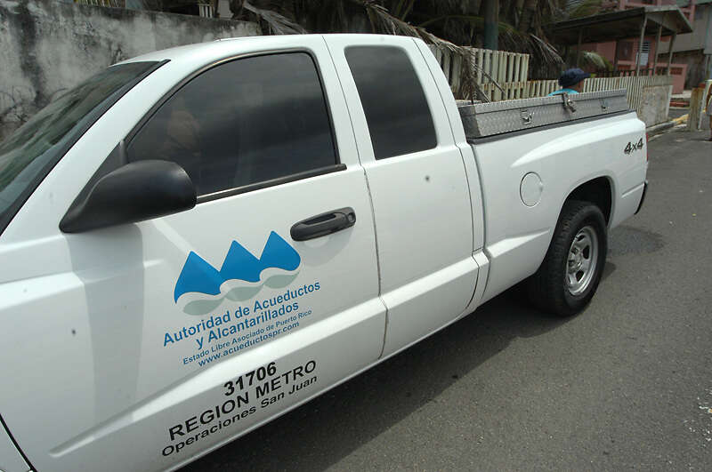 Mujer resulta con fracturas en el rostro tras alegada caída por un contador de agua