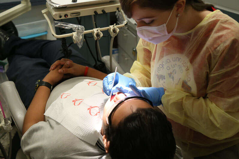 Alertan que dentistas están cobrando a pacientes un ‘COVID Fee’